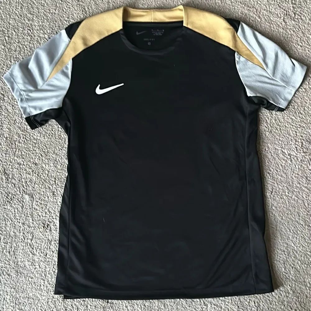 Nike Women’s Dri Fit Strike 24 SS Top!